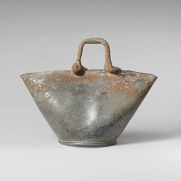 Glass vessel in the shape of a basket