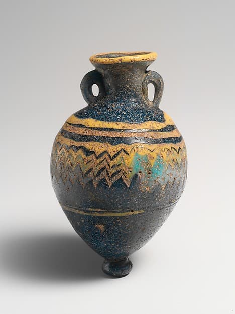 Glass amphoriskos (perfume bottle)