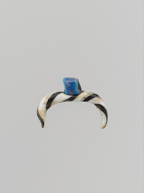 Glass pendant in the form of crescent horns