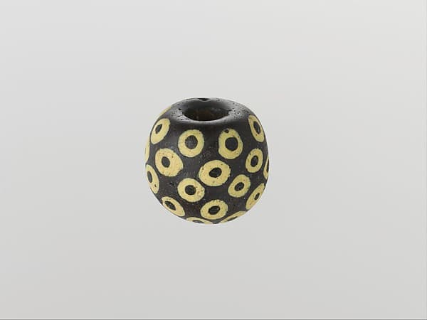 Glass eye bead