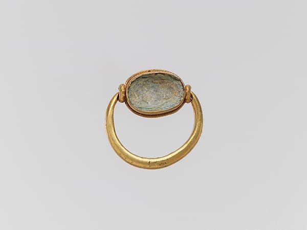 Gold ring with glass paste ring stone