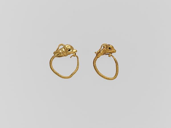 Gold earring with head of a gazelle