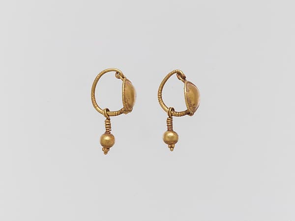 Gold earring with disc and pendant