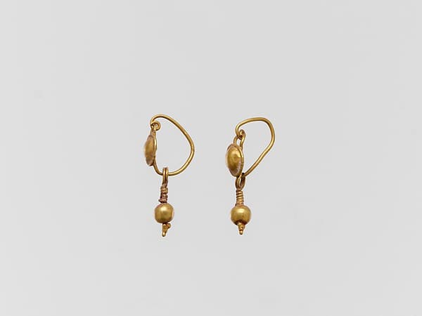 Gold earring with disc and pendant