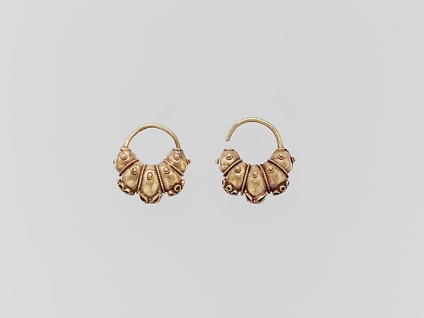 Electrum earring with lobes and rosettes