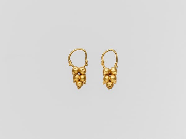 Gold earring with clustered spheres and pyramidal granulation