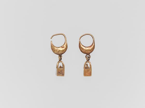 Gold earring with cage and ball pendant