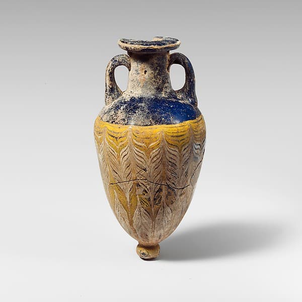 Glass amphoriskos (perfume bottle)