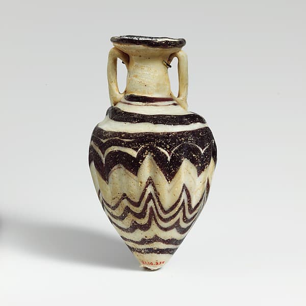 Glass amphoriskos (perfume bottle)