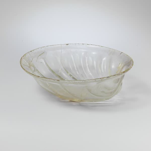 Glass bowl in the form of a shell