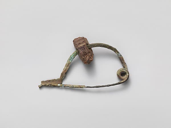 Bronze fibula (safety pin) with amber segment