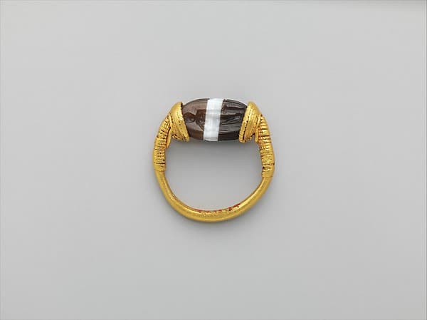 Gold and banded carnelian ring: on scarab bezel, a youth