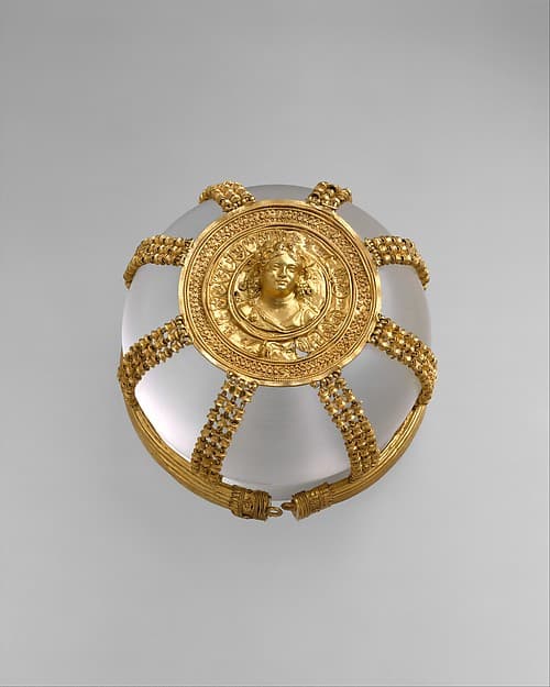 Gold openwork hairnet with medallion