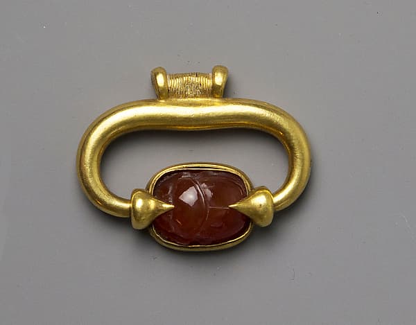Gold pendant ring with carnelian scaraboid