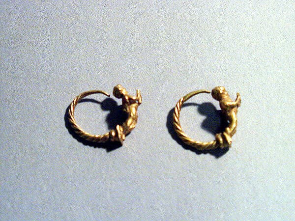 Pair of gold earrings with Erotes