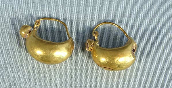 Pair of gold boat-shaped earrings