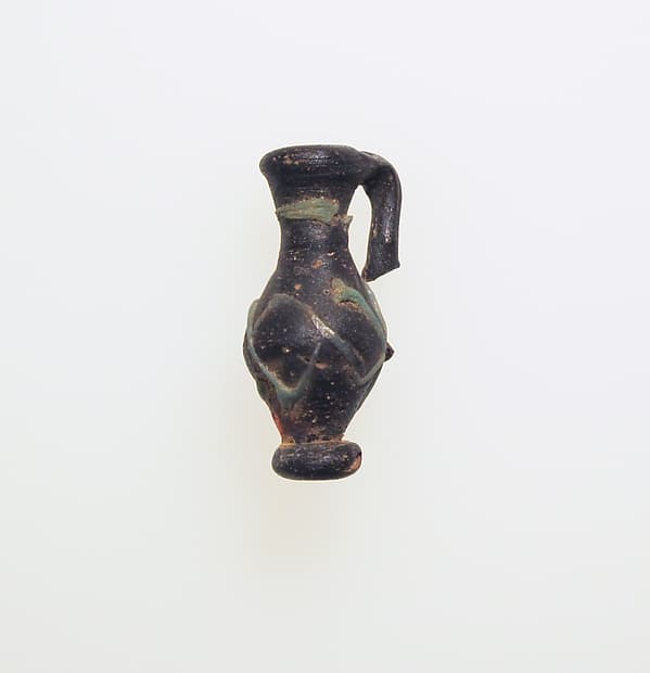 Glass pendant in the form of a jug