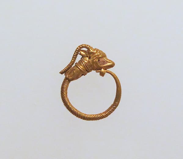 Gold earring with head of an antelope