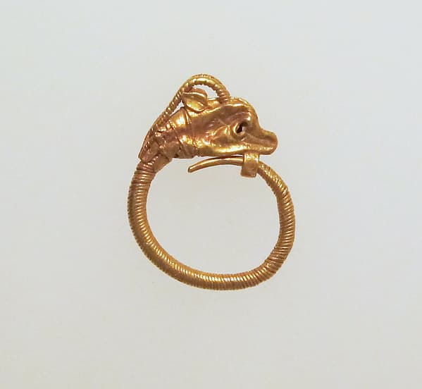 Gold earring with head of an antelope