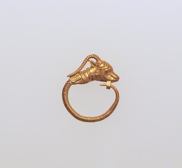 Gold earring with head of an antelope