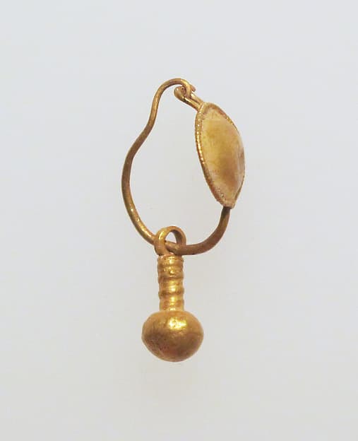 Gold earring with disc and pendant