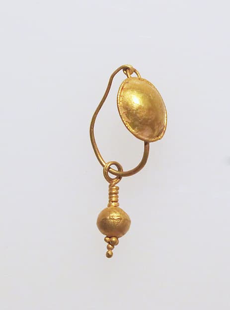 Gold earring with disc and pendant