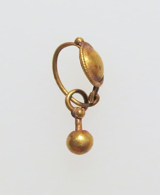 Gold earring with disc and pendant