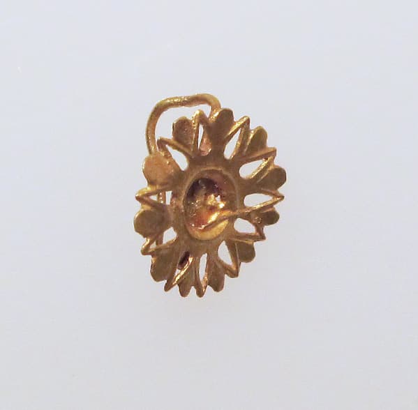 Gold earring with rosette disk
