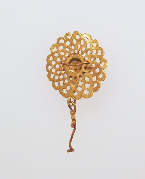 Gold earring with rosette disk