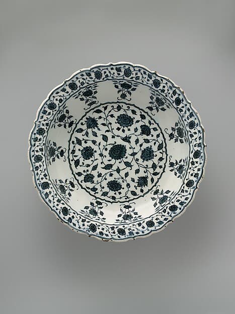 Footed Dish with Foliate Rim in Imitation of Chinese Porcelain