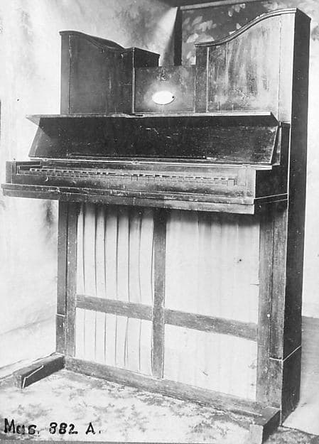 Upright Piano (Ditanaklasis), by Matthias Müller
