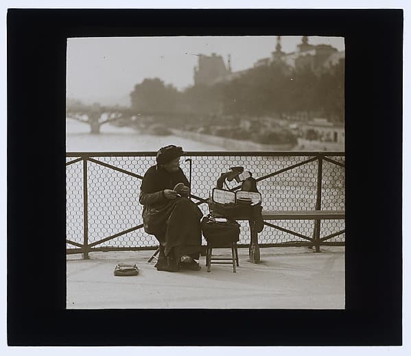 Sur le Ponts des Arts, marchande de binoeles en talounettes, by Louis Vert