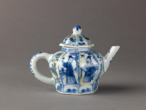 Small covered wine pot or teapot, by Chinese