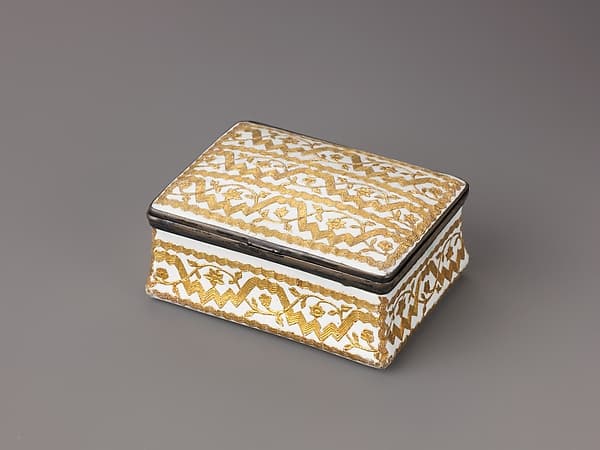 Snuffbox with Trellis Patterns