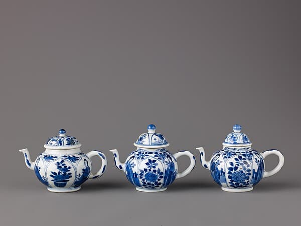 Small covered winepot or teapot, by Chinese