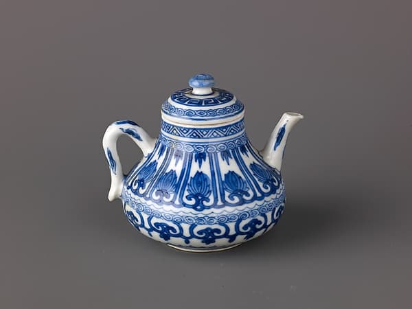 Small covered wine pot or teapot, by Chinese